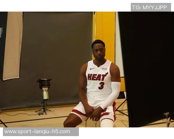 韦德谈新赛季媒体日:球员们穿新衣拍照交流感受乐趣